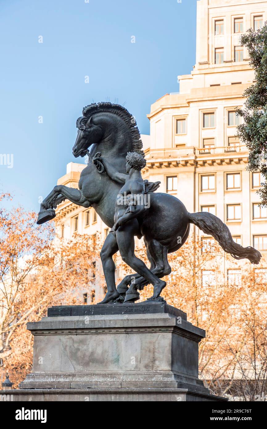 Statua equestre in Piazza della Catalogna, la Placa de Catalunya a Barcellona, Spagna. Foto Stock