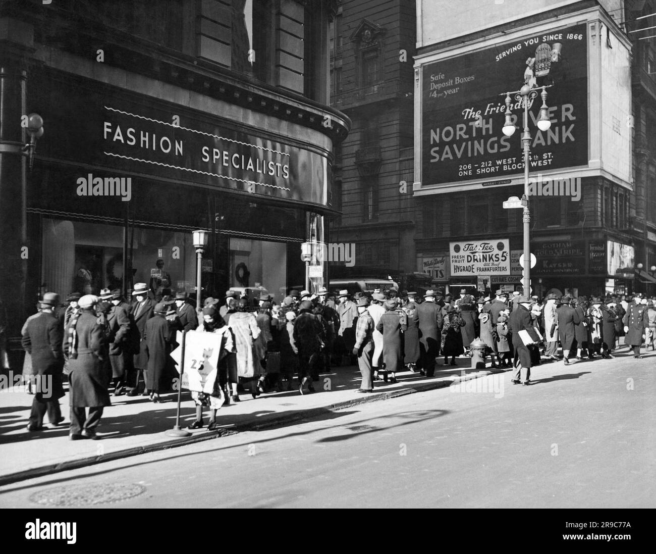 New York, New York: c. 1940 gli acquirenti di Natale affollano i marciapiedi della 34th St. E della 6th Ave. Foto Stock