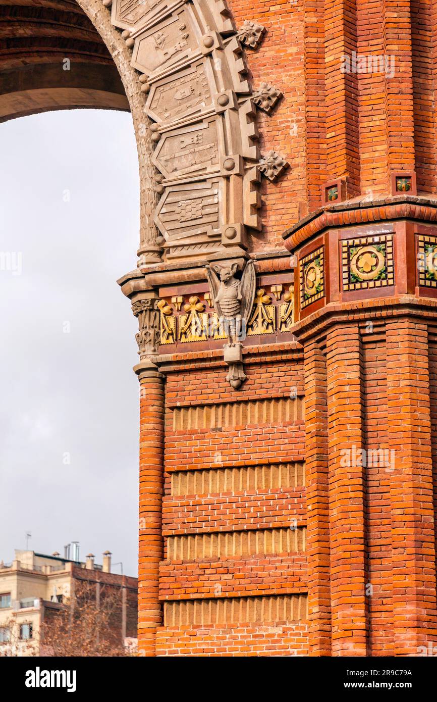 Bassorilievo demoniaco sull'Arco di Trionfo o Arco di Trionfo in catalano, costruito da Josep Vilaseca i Casanovas come porta di accesso principale per la Barcelona Wor del 1888 Foto Stock