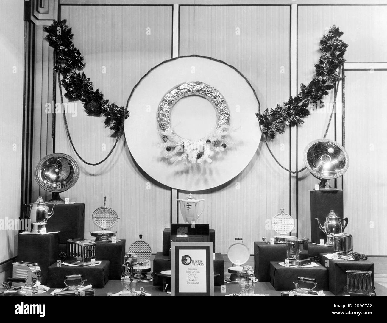 Redding, California: c. 1926. Una vetrina di George Hauber presso il grande magazzino McCormick-Saeltzer per regali natalizi, "elettrodomestici: Regali robusti e sostanziali sempre desiderabili". Foto Stock