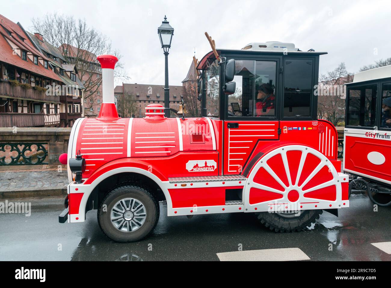 Norimberga, Germania - 28 dicembre 2021: Mini veicolo turistico a forma di treno d'epoca che offre ai visitatori un tour intorno agli sport popolari di Norimberga. Foto Stock