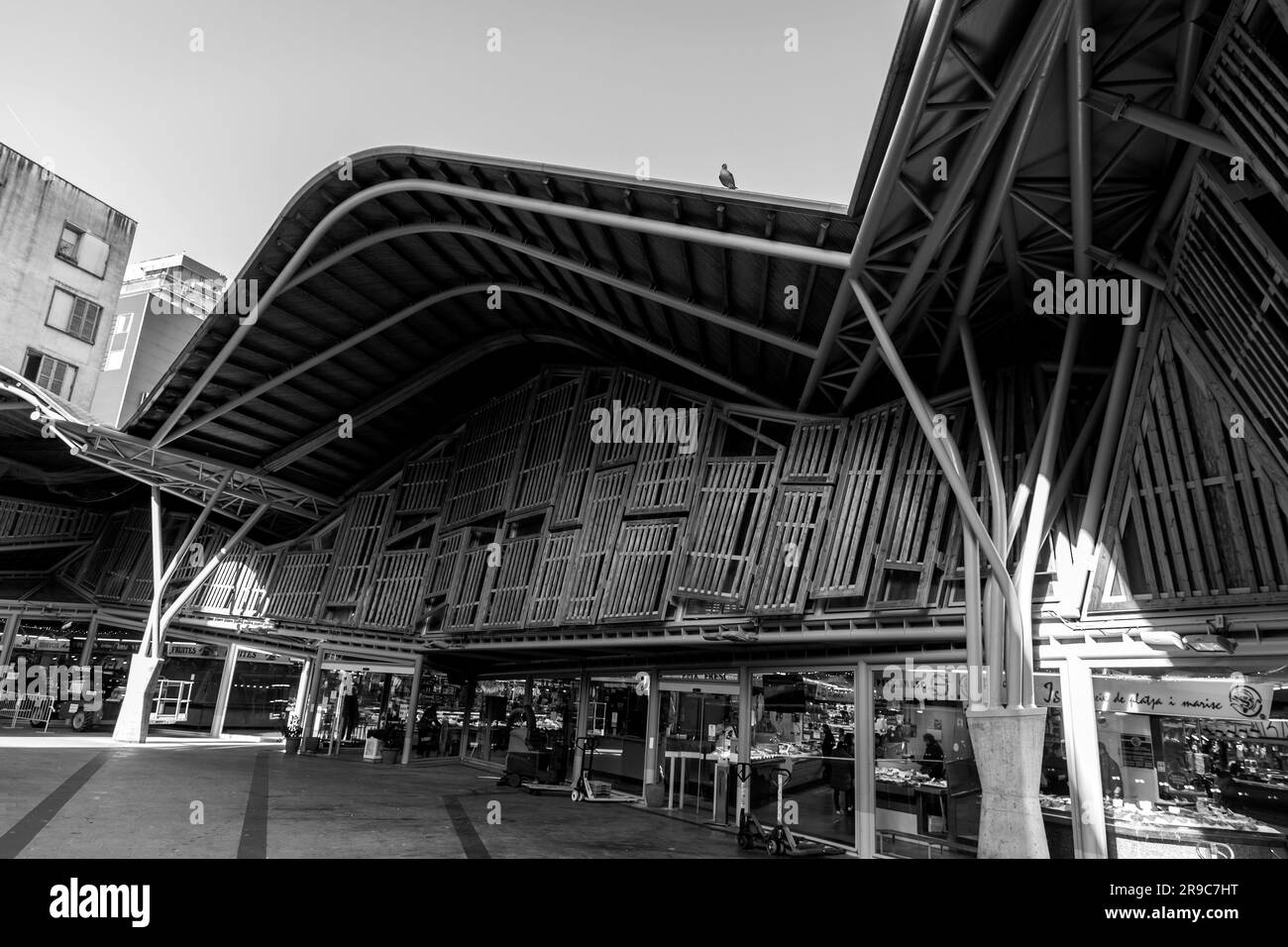 Barcellona, Spagna - FEB 13, 2022: Situato a la Ribera, il Mercat de Santa Caterina è operativo dal 1848. Ristrutturato nel 2005 da Enric Miral Foto Stock