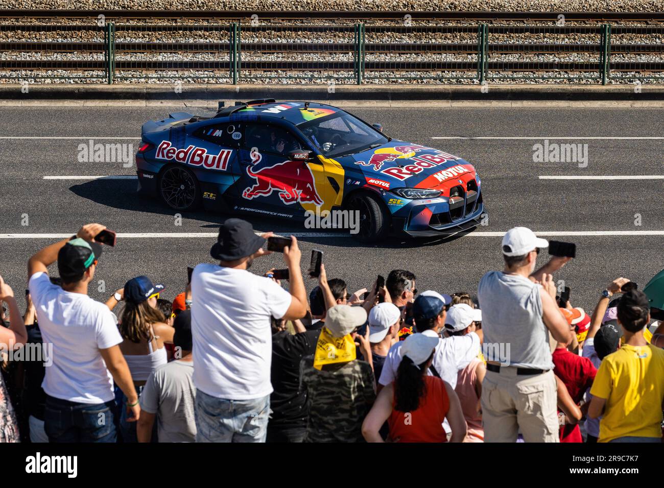 Lisbona, Portogallo. 25 giugno 2023. I fratelli Red Bull Driftbrothers hanno visto guidare le loro auto come parte del Red Bull Showrun di Lisbona. Gli appassionati di Motorsport hanno avuto l'opportunità di assistere a dimostrazioni ad alta velocità da parte di piloti professionisti, tra cui l'ex leggenda della Formula 1 David Coulthard. Credito: SOPA Images Limited/Alamy Live News Foto Stock