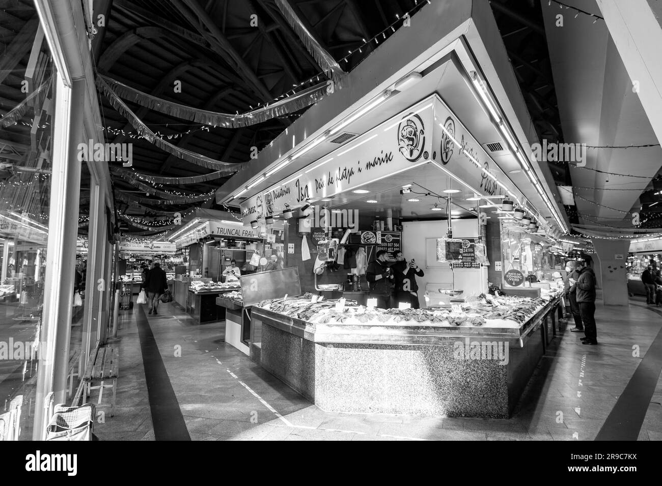 Barcellona, Spagna - FEB 13, 2022: Situato a la Ribera, il Mercat de Santa Caterina è operativo dal 1848. Ristrutturato nel 2005 da Enric Miral Foto Stock