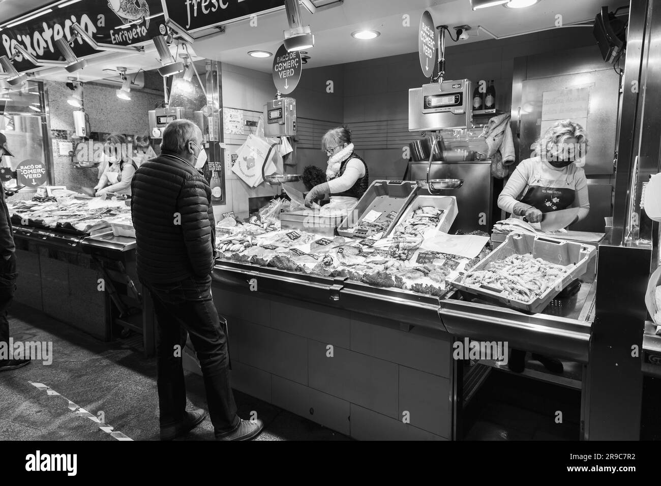 Barcellona, Spagna - FEB 13, 2022: Situato a la Ribera, il Mercat de Santa Caterina è operativo dal 1848. Ristrutturato nel 2005 da Enric Miral Foto Stock