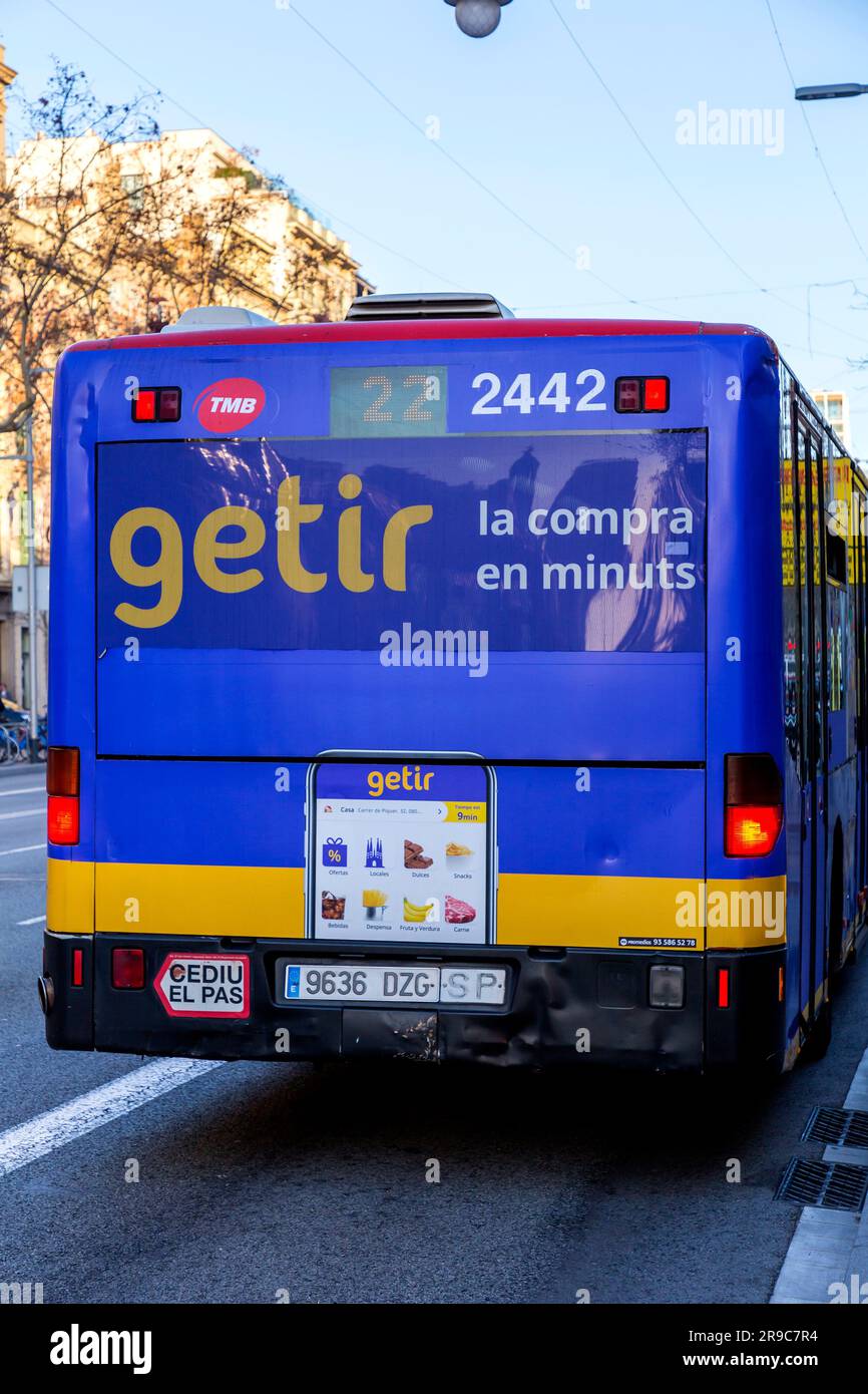 Barcellona, Spagna - FEB 10, 2022: Pubblicità all'aperto di Getir su un autobus pubblico a Barcellona. Getir è un'app per la consegna di generi alimentari, cibo, ecc. basato su i Foto Stock