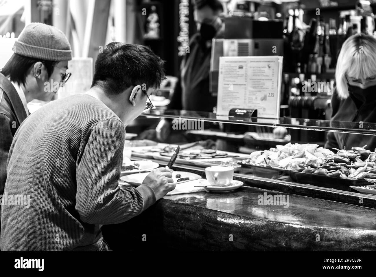 Barcellona, Spagna - FEB 13, 2022: Situato a la Ribera, il Mercat de Santa Caterina è operativo dal 1848. Ristrutturato nel 2005 da Enric Miral Foto Stock