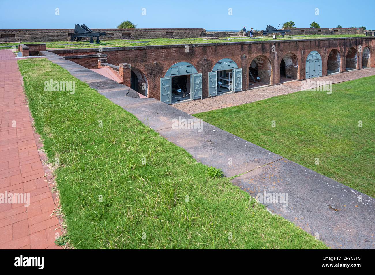 Vista dal muro della terreplein al cortile di Fort Pulaski sull'Isola di Cockspur lungo il fiume Savannah a Savannah, Georgia. (USA) Foto Stock