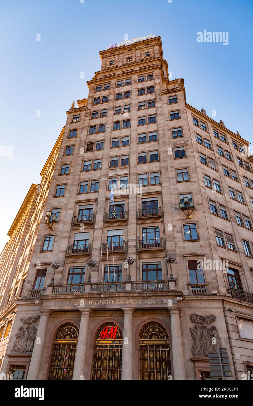 Barcellona, Spagna - 10 febbraio 2022: Edificio generali sul Passeig de Gracia, una delle strade principali del quartiere Eixample di Barcellona, Spagna. Foto Stock