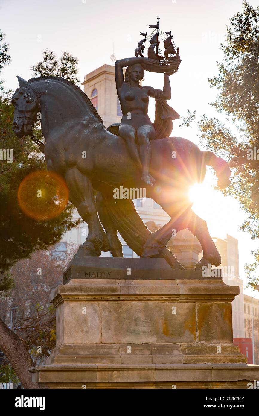 Barcellona, Spagna - 10 febbraio 2022: Statua equestre in Piazza della Catalogna, la Placa de Catalunya a Barcellona, Spagna. Foto Stock