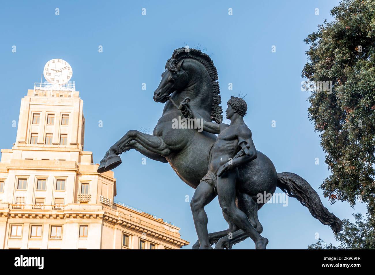 Barcellona, Spagna - 10 febbraio 2022: Statua equestre in Piazza della Catalogna, la Placa de Catalunya a Barcellona, Spagna. Foto Stock