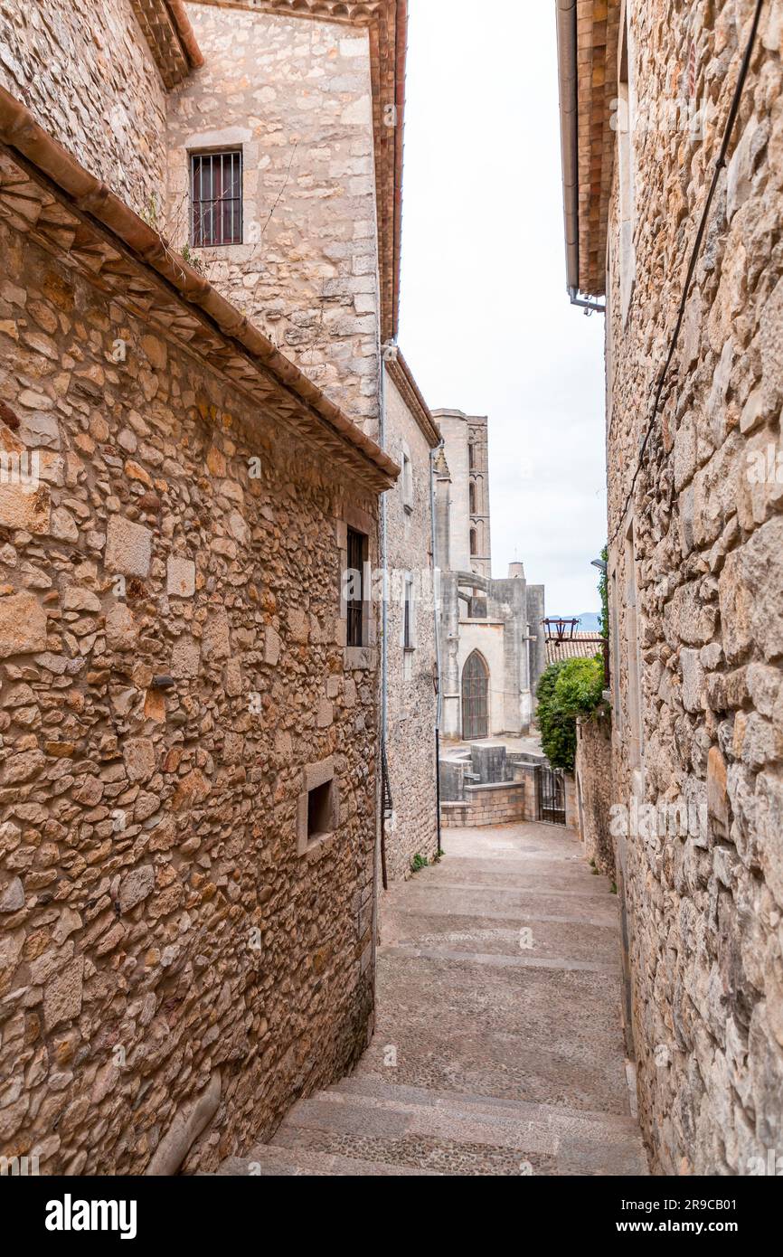 Le belle strade della città vecchia di Girona con antichi edifici e scalinate acciottolate, la Catalogna settentrionale, la Spagna. Foto Stock