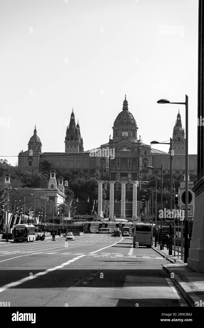 Barcellona, Spagna - FEB 11, 2022: Placa d'Espanya è una delle piazze più importanti di Barcellona, costruita per l'esposizione internazionale di Barcellona del 1929. Foto Stock