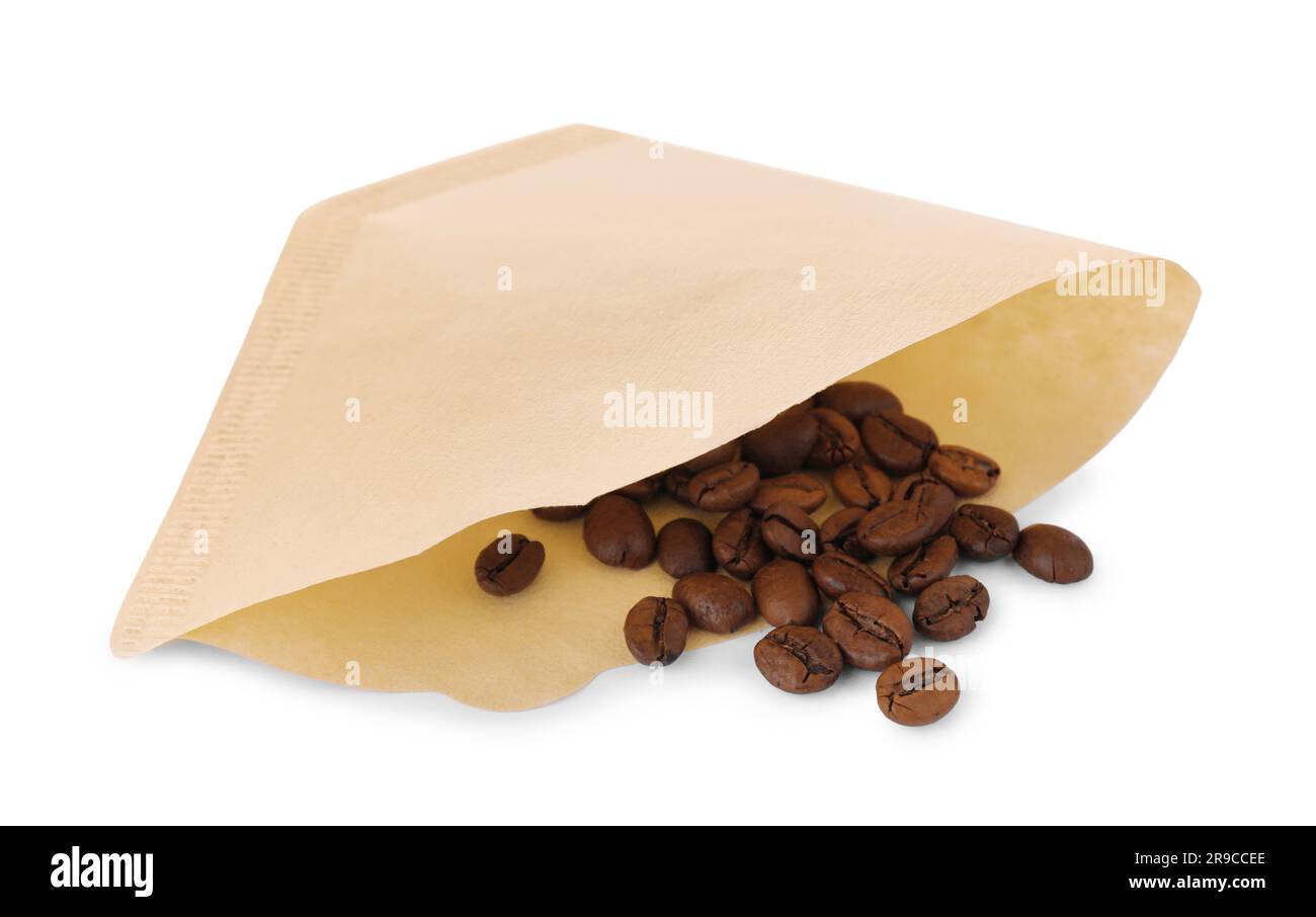 Filtro di carta per caffè e chicchi sparsi isolati su bianco Foto Stock