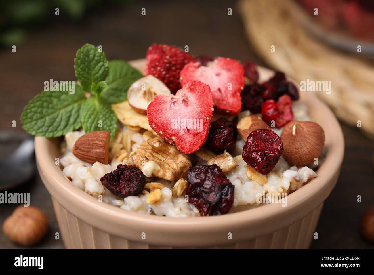 Farina d'avena con frutta secca liofilizzata, noci e menta, primo piano Foto Stock