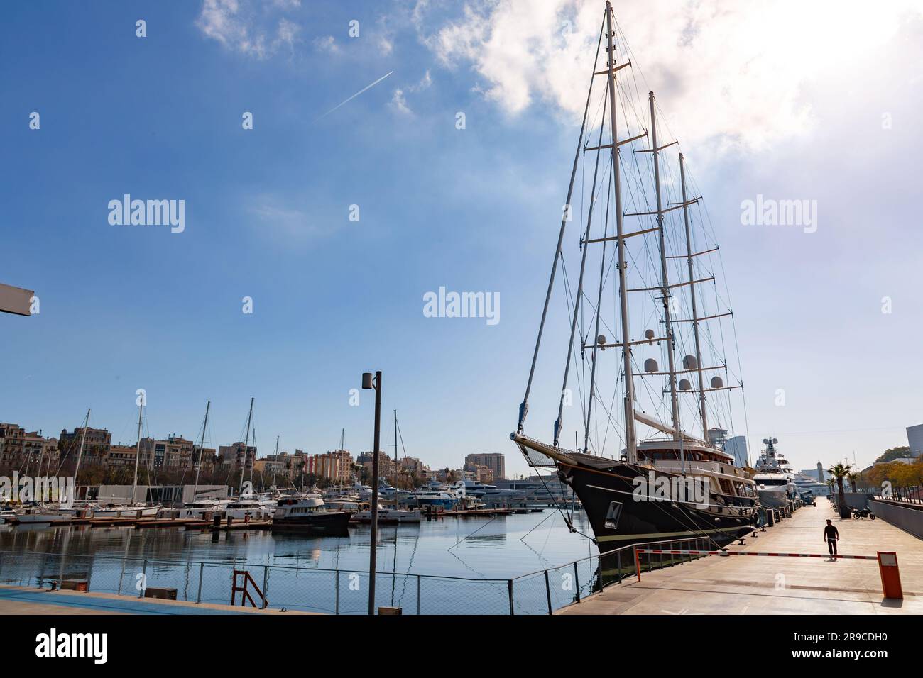 Barcellona, Spagna - FEB 10, 2022: Marina Port Vell, che significa Porto Vecchio in catalano, situato sulla costa mediterranea di Barcellona, Catalogna, Spai Foto Stock