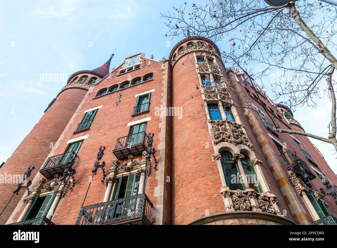 Barcellona, Spagna - FEB 11, 2022: La Casa de les Punxes o Casa Terradas è un edificio progettato dall'architetto modernista Josep Puig i Cadafalch. Foto Stock