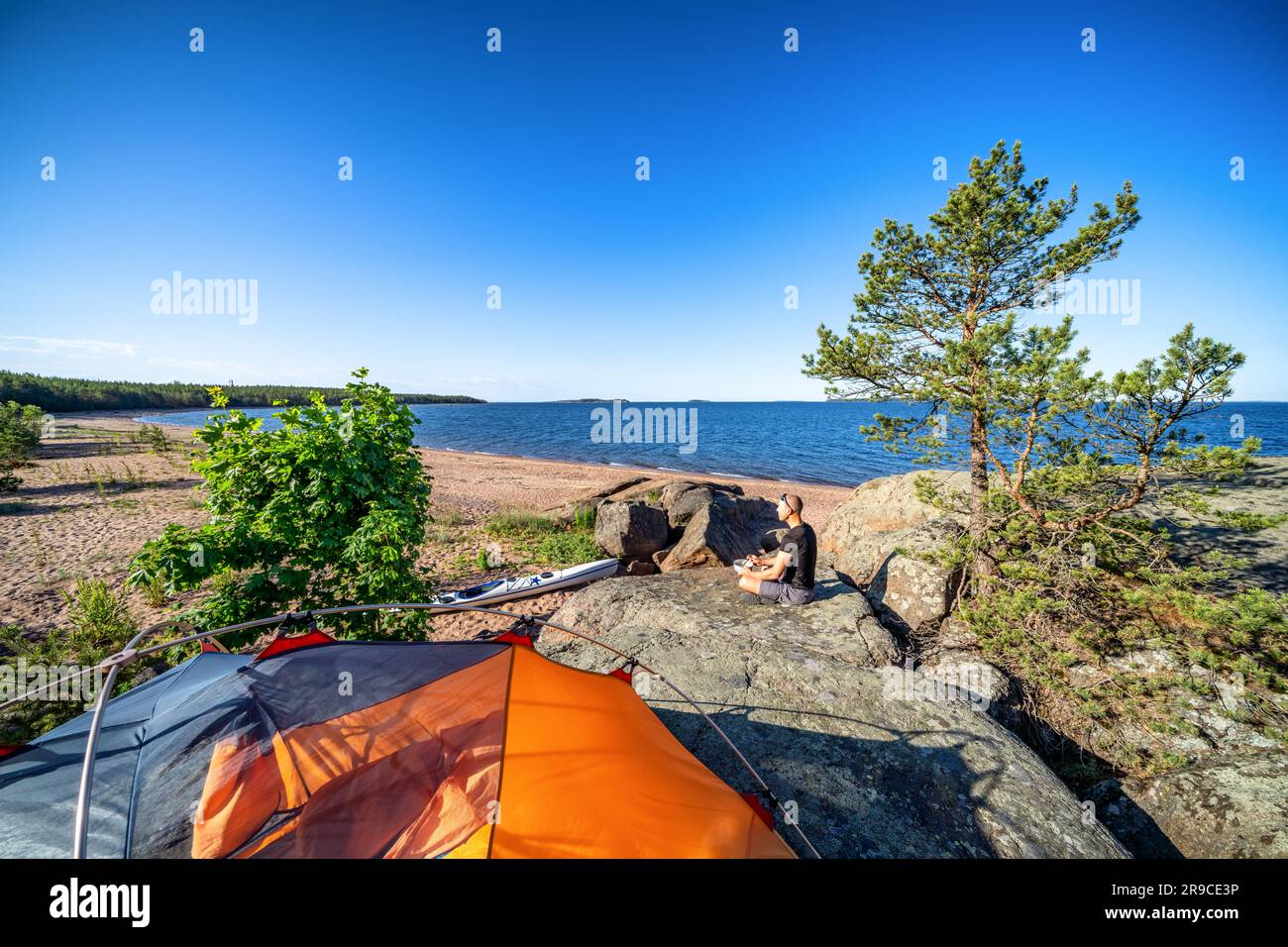 Kayak e campeggio sull'isola di Lehmäsaari, Kotka, Finlandia Foto Stock