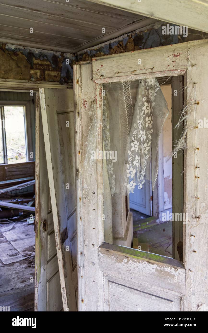Interno di una vecchia casa abbandonata Foto Stock