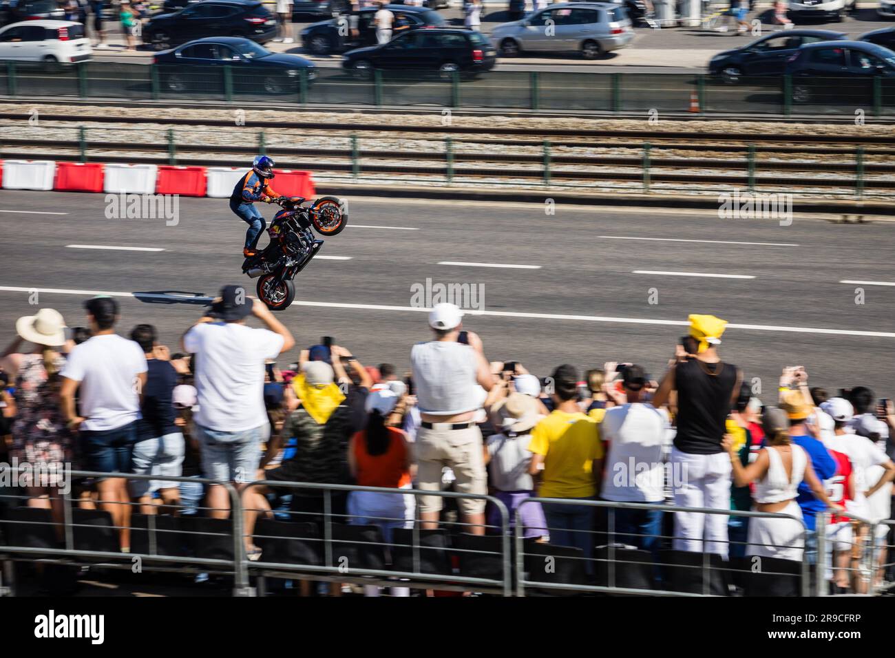 Lisbona, Portogallo. 25 giugno 2023. Il pilota lituano Aras Gibieza esegue acrobazie motociclistiche durante la prima edizione del Red Bull Showrun a Lisbona. (Foto di Henrique Casinhas/SOPA Images/Sipa USA) credito: SIPA USA/Alamy Live News Foto Stock