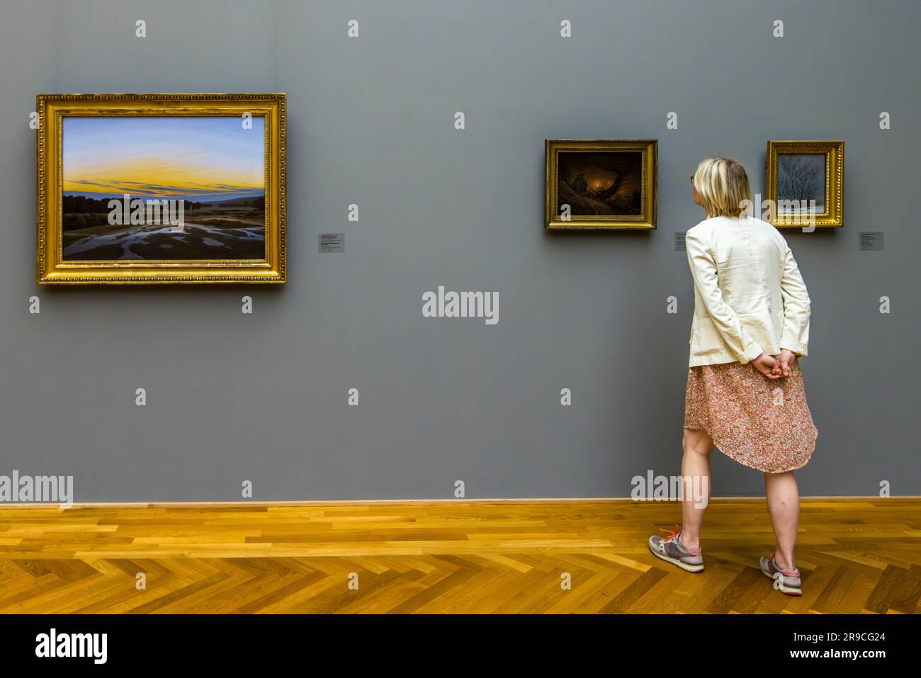 Visitatore ad Albertinum Dresda guardando il dipinto di Caspar David Friedrich, due uomini che contemplano la luna, 1819/1820. Le opere di Caspar David Friedrich rimangono permanentemente nella galleria dei nuovi maestri dell'Albertinum a Dresda, in Germania Foto Stock