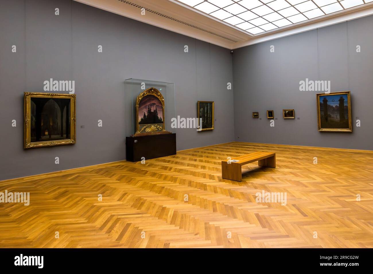 Sala dell'Albertinum Dresda con opere di Caspar David Friedrich, il più famoso pittore del romanticismo tedesco, sarà dedicata una mostra speciale nel 250° anniversario della sua nascita nel 2024. Le opere d'arte di Caspar David Friedrich rimangono permanentemente nella galleria dei nuovi maestri dell'Albertinum a Dresda, in Germania Foto Stock