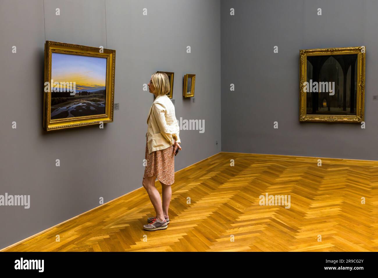 Visitatore ad Albertinum Dresda guardando il dipinto di Caspar David Friedrich, il grande recinto vicino Dresda, 1832. Le opere d'arte di Caspar David Friedrich rimangono permanentemente nella galleria dei nuovi maestri dell'Albertinum a Dresda, in Germania Foto Stock