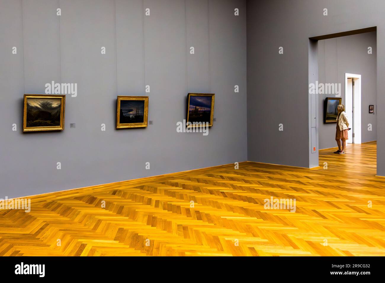 Sala dell'Albertinum Dresda con opere di Caspar David Friedrich, il più famoso pittore del romanticismo tedesco, sarà dedicata una mostra speciale nel 250° anniversario della sua nascita nel 2024. Le opere d'arte di Caspar David Friedrich rimangono permanentemente nella galleria dei nuovi maestri dell'Albertinum a Dresda, in Germania Foto Stock