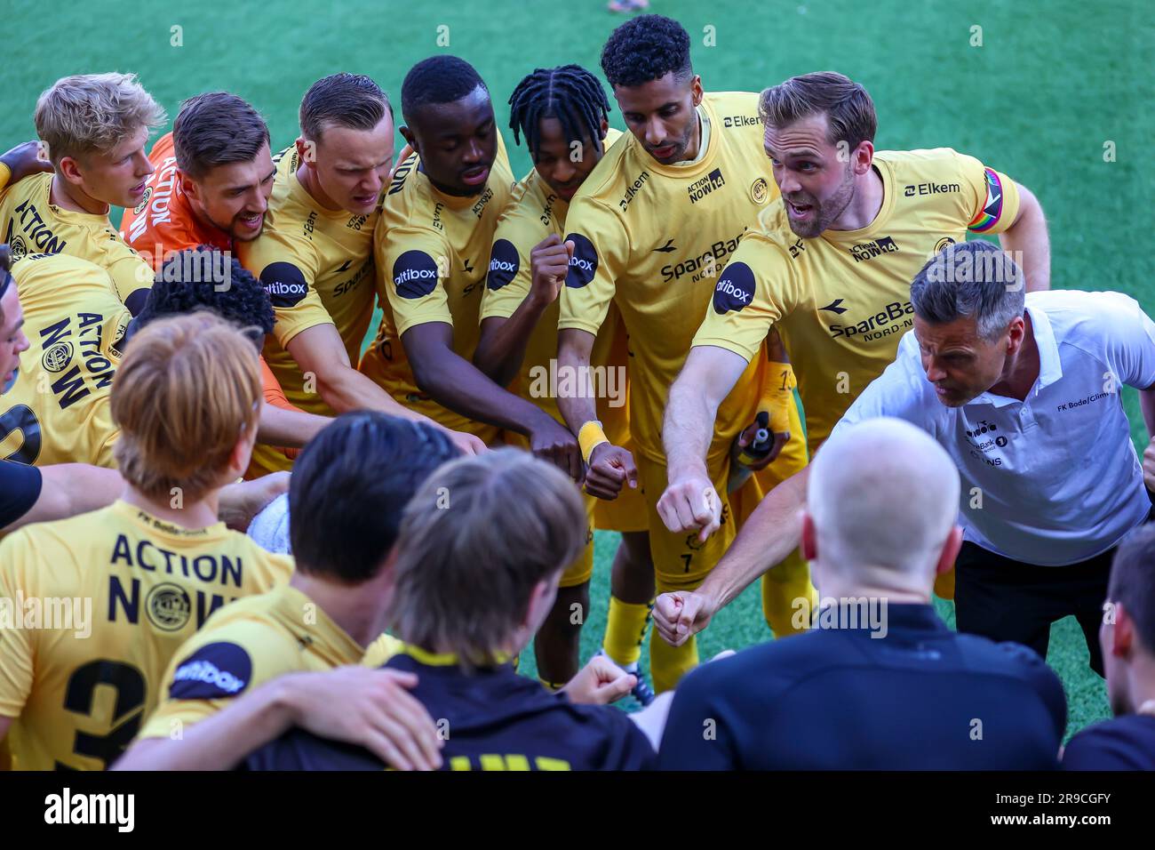 Drammen, Norvegia, 25 giugno 2023. I giocatori di Bodø/Glimt prima della partita tra Strømsgodset e Bodø/Glimt allo stadio Marienlyst di Drammen. Crediti: Frode Arnesen/Alamy Live News Foto Stock