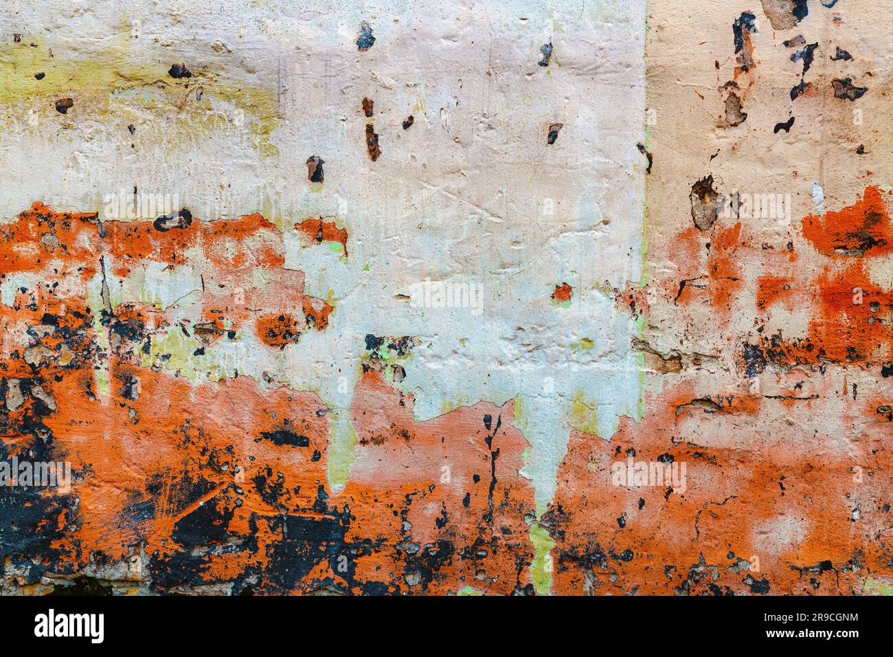 Vecchia parete usurata con vernice che si stacca dalla superficie come sfondo e texture grunge, spazio di copia incluso Foto Stock