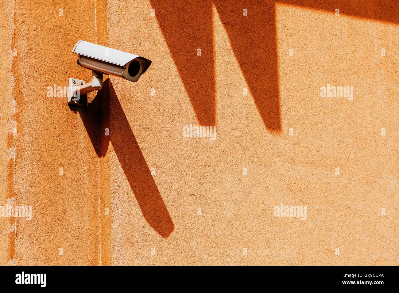 Telecamera di sorveglianza di sicurezza sull'edificio con spazio per le copie Foto Stock