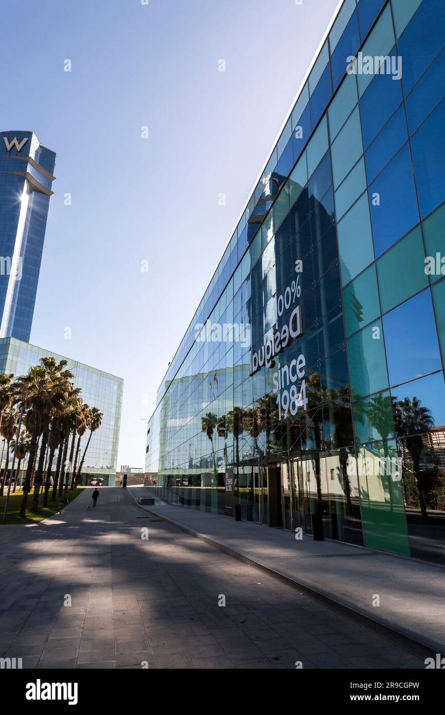 Barcellona, Spagna - FEB 10, 2022: La sede centrale di Desigual sul Passeig  del Mare Nostrum. L'azienda è stata fondata da Thomas Meyer nel 1984 ed è a  capo Foto stock - Alamy