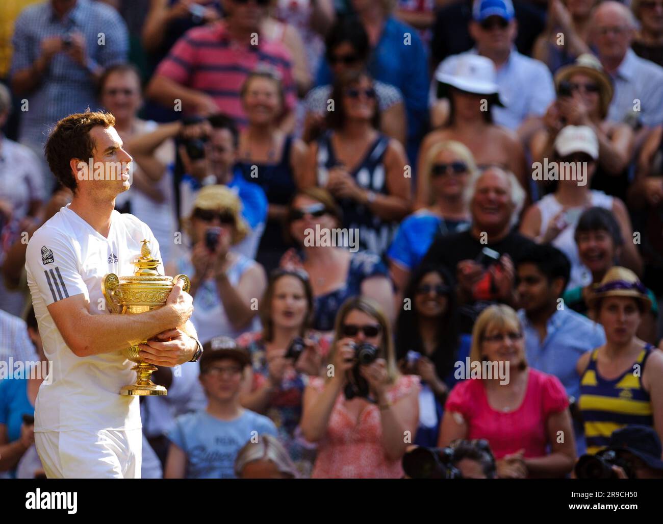 Foto del file datata 07-07-2013 del britannico Andy Murray festeggia con il suo trofeo dopo aver sconfitto il serbo Novak Djokovic. A dieci anni dalla sua memorabile vittoria sul serbo per vincere il suo primo titolo a Wimbledon, è credulità immaginare che Andy Murray possa essere di nuovo nel mix, Ma lo scozzese rimane uno dei pochi naturals in erba e, se il pareggio è favorevole, crederà pienamente di poter raggiungere almeno la seconda settimana. Data di emissione: Lunedì 26 giugno 2023. Foto Stock