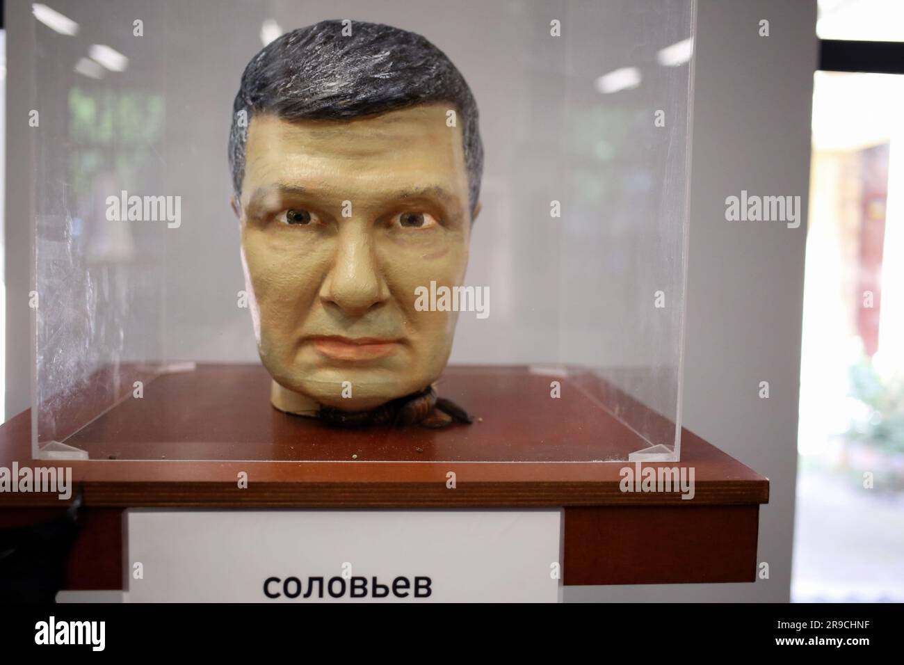 La testa artificiale di Vladimir Solovyov circondata da scarafaggi del Madagascar è visibile durante la mostra 'Heads' a Uspenskaya 60. Vladimir Solovyov - giornalista russo, presentatore radiofonico e televisivo, propagandista. Ospite del programma "Evening with Vladimir Solovyov" sul canale televisivo Russia - esibizione-spettacolo "Heads" di Anton Tkachenko ha aperto a Uspenskaya 60. I visitatori possono guardare le teste artificiali dei media della Federazione russa, circondati da scarafaggi del Madagascar, prendere parte a una performance - versare la terra nella bara con Vladimir Putin. L'obiettivo è per il visitatore Foto Stock