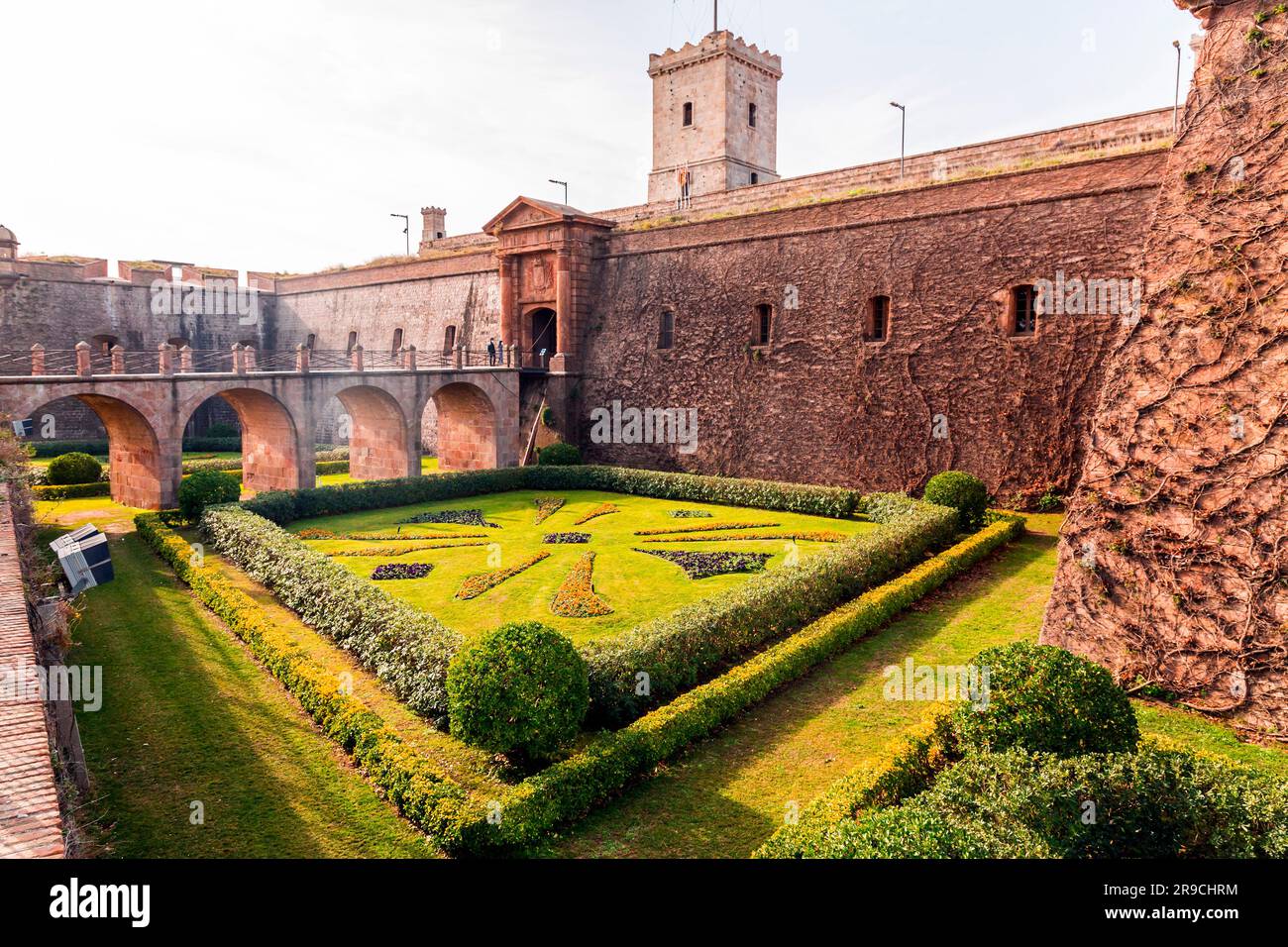 Barcellona, Spagna - FEB 11, 2022: Il castello di Montjuic è un'antica fortezza militare, con radici risalenti al 1640, costruita sulla cima della collina di Montjuic a Barce Foto Stock