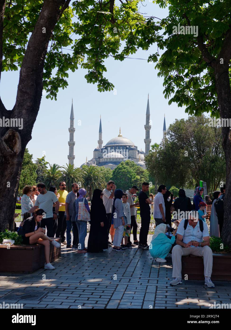 Le persone fanno la fila per vedere la Basilica di Santa Sofia (fuori dall'immagine) in un giorno estivo, con la Moschea del Sultano Ahmed, detta Moschea Blu, alle spalle, Istanbul, Turchia Foto Stock