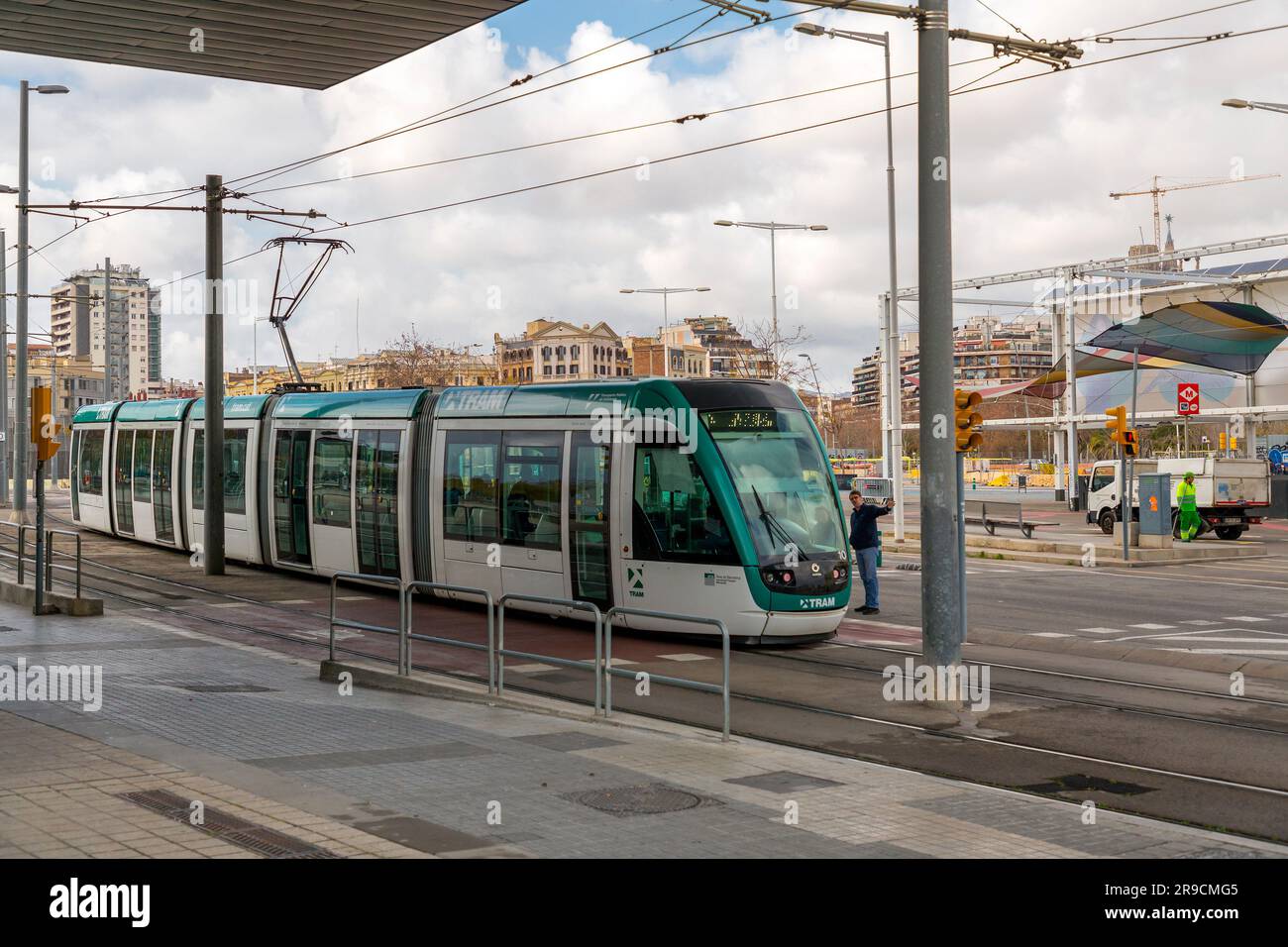 Barcellona, Spagna - FEB 13, 2022: Tramvia Blau, Blue tram è una rete di tram, parte del sistema metropolitano di Barcellona. Foto Stock