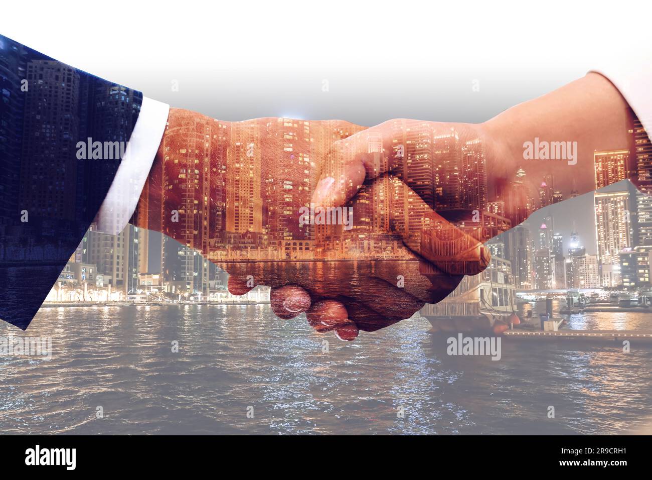 Doppia esposizione dei partner che stringono la mano e il paesaggio urbano Foto Stock