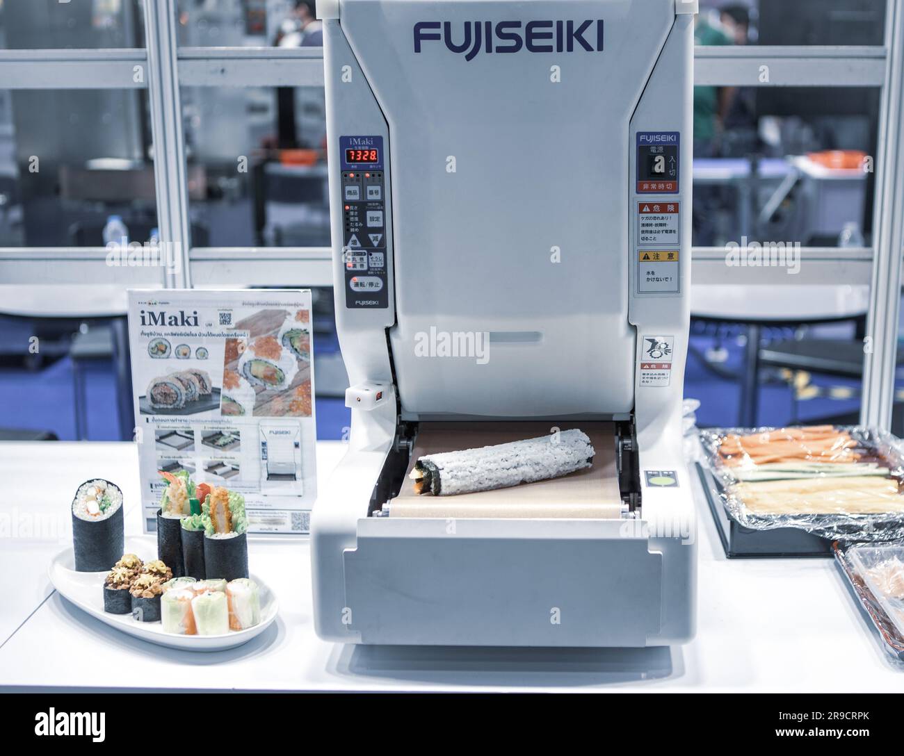 Bangkok, Thailandia - 14 giugno 2022: La macchina robot Maki Roll fa esposizione di cibo giapponese in Propak 2023. Foto Stock