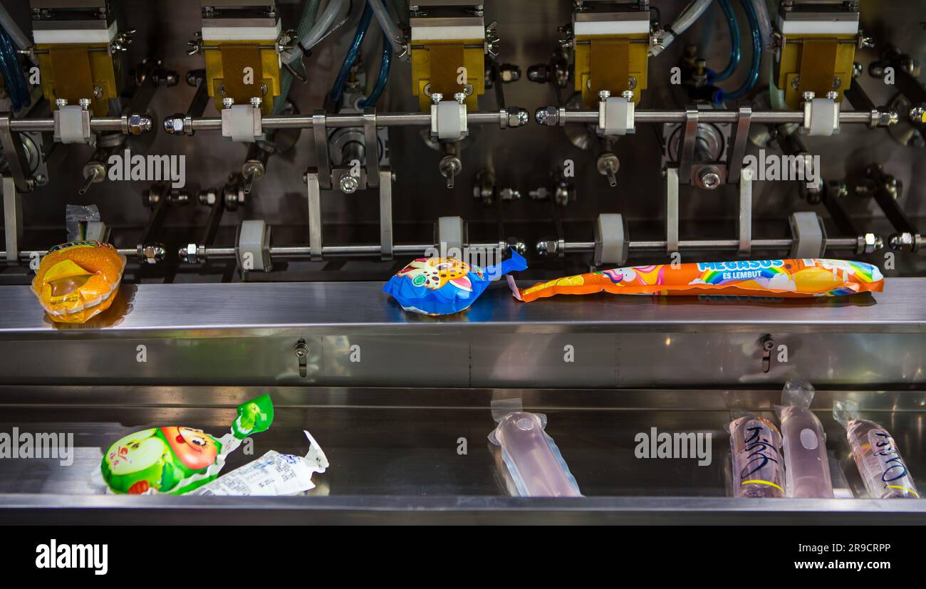 Bangkok, Thailandia - 14 giugno 2022: Macchina per il confezionamento di ugelli per alimenti e liquidi. La macchina per il riempimento di sacchetti per succo è esposta in Propak 2023. Foto Stock
