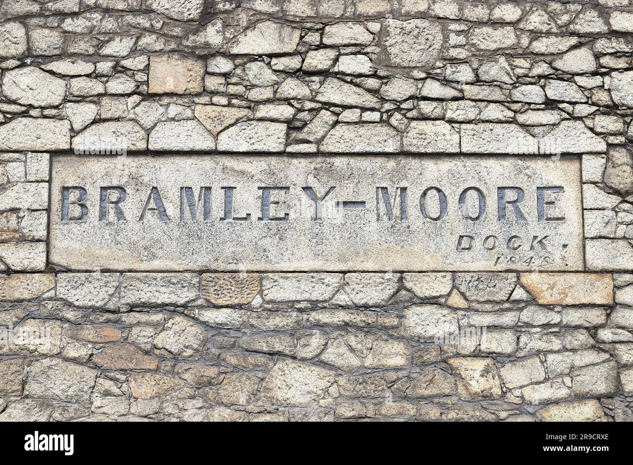 Una pietra incisa all'esterno del molo di Bramley Moore sul lungomare di Liverpool. Il molo sarà la nuova sede dell'Everton Football Club. Foto Stock