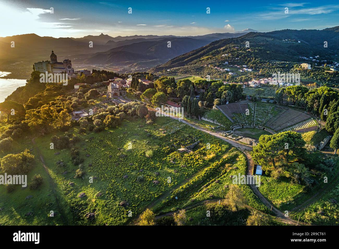 Veduta aerea dell'area archeologica della città romana di Tindari e della Basilica Santuario Maria SS. Di Tindari. Tindari, Patti, Sicilia Foto Stock