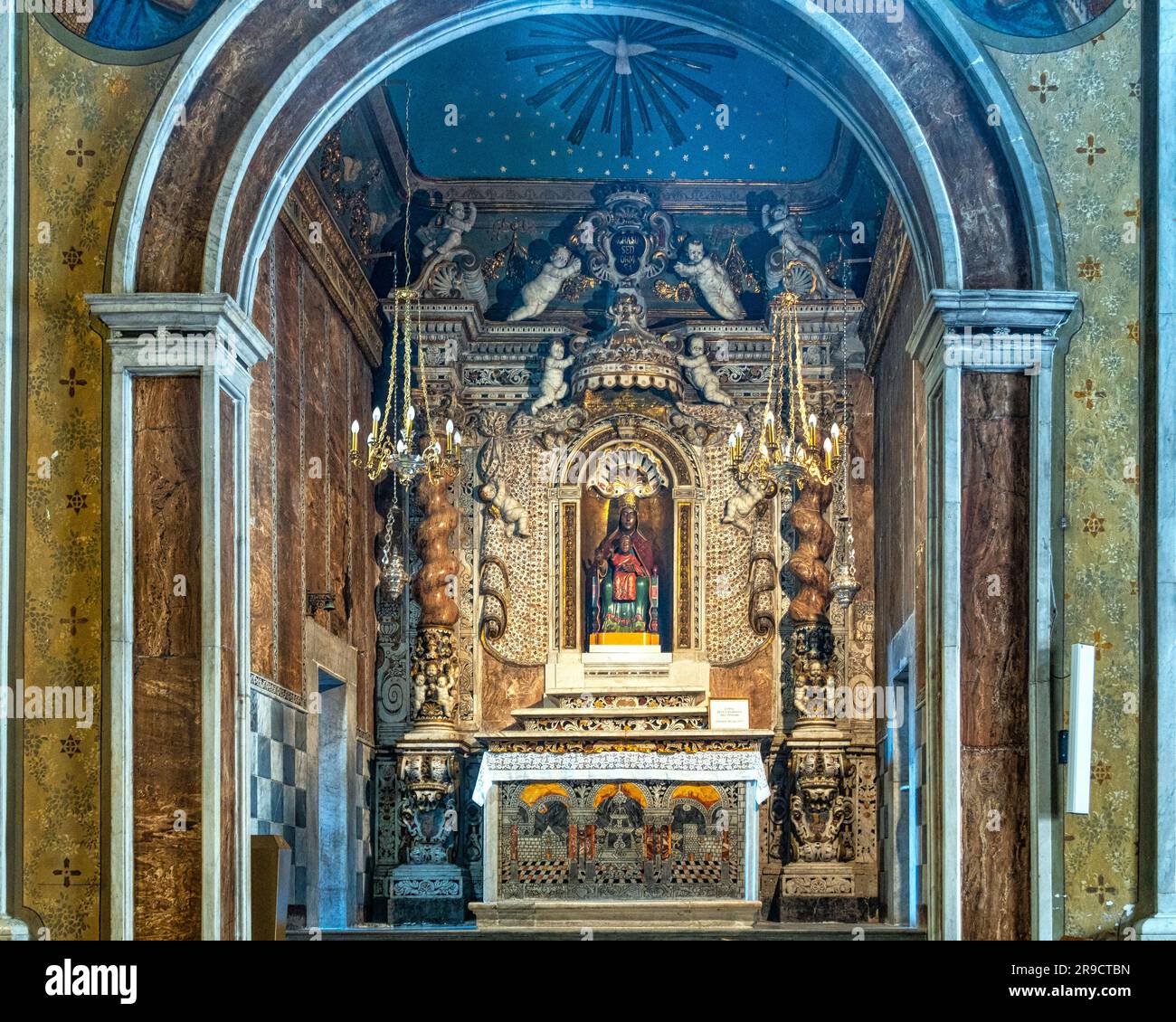 L'altare riccamente decorato con mosaici e colonne contorte con la statua della Madonna Nera nell'antico Santuario di Tindari. Tindari, Sicilia Foto Stock