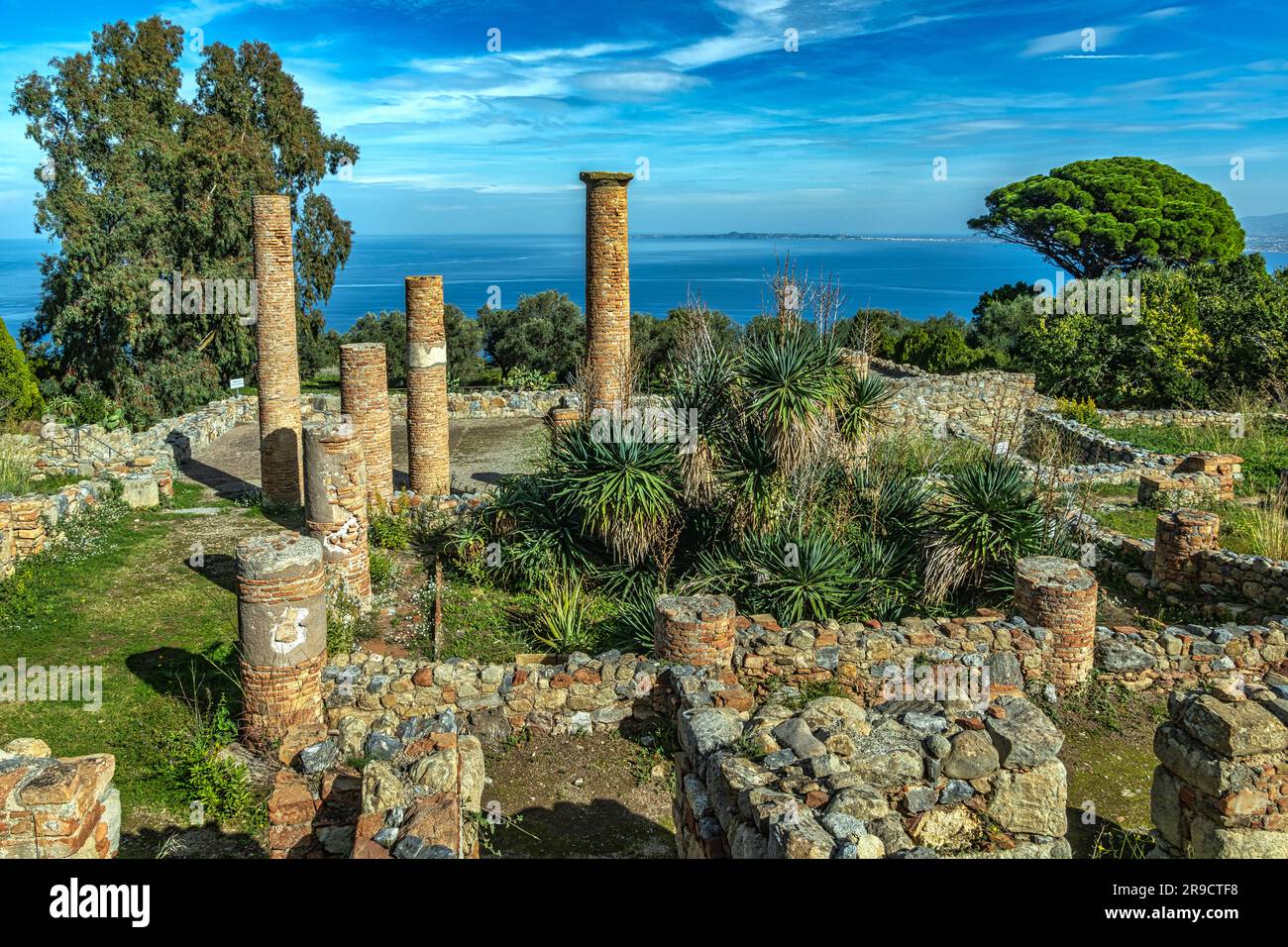 Scorcio panoramico di uno dei quartieri, Insula IV, del parco archeologico di Tindari. Tindari, Patti, provincia di Messina, Sicilia, Italia, Europa Foto Stock