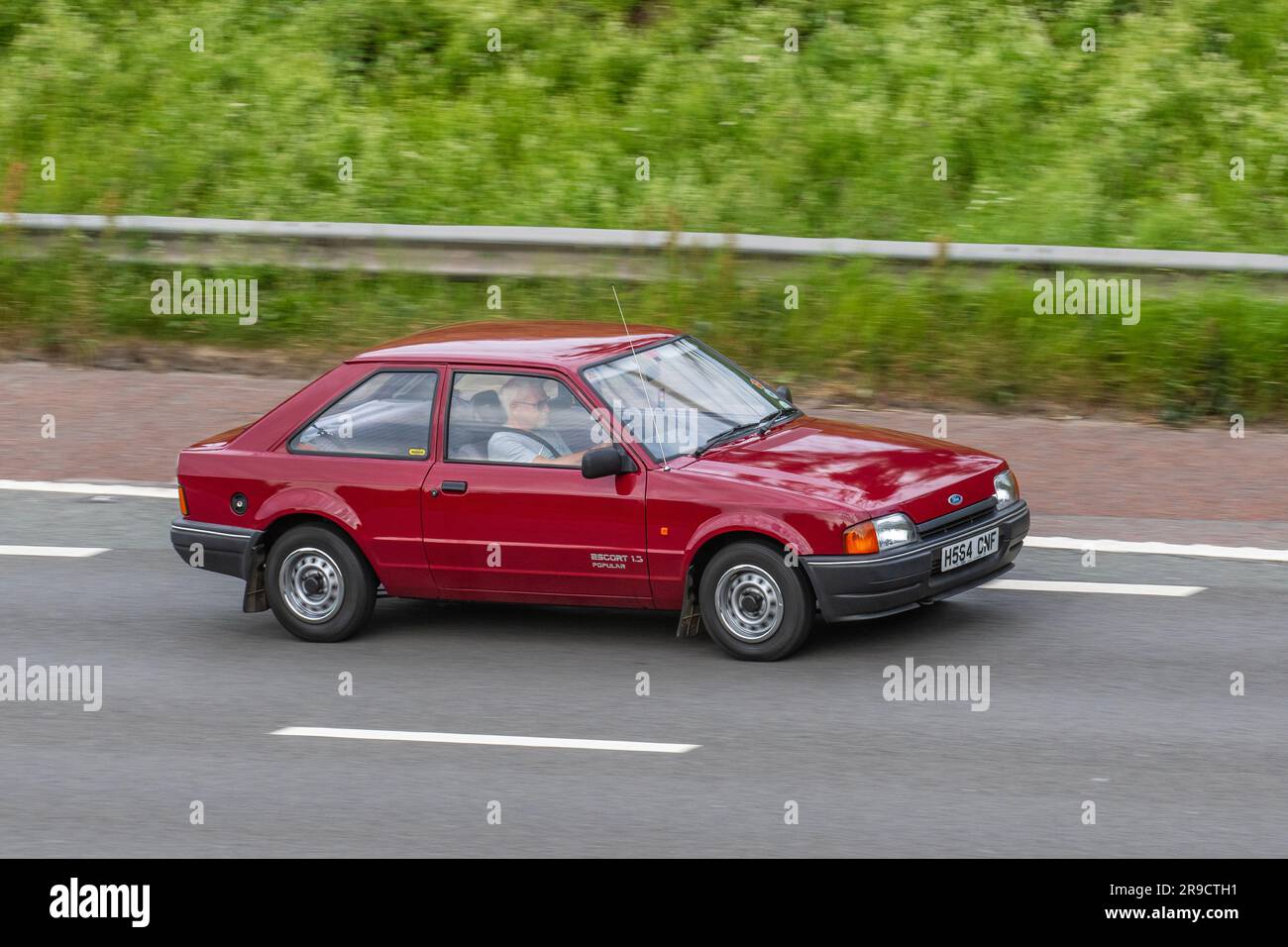 Anni '1990 90 Red Ford Escort XR3i popolare; viaggia a velocità sostenuta sull'autostrada M6 a Greater Manchester, Regno Unito Foto Stock