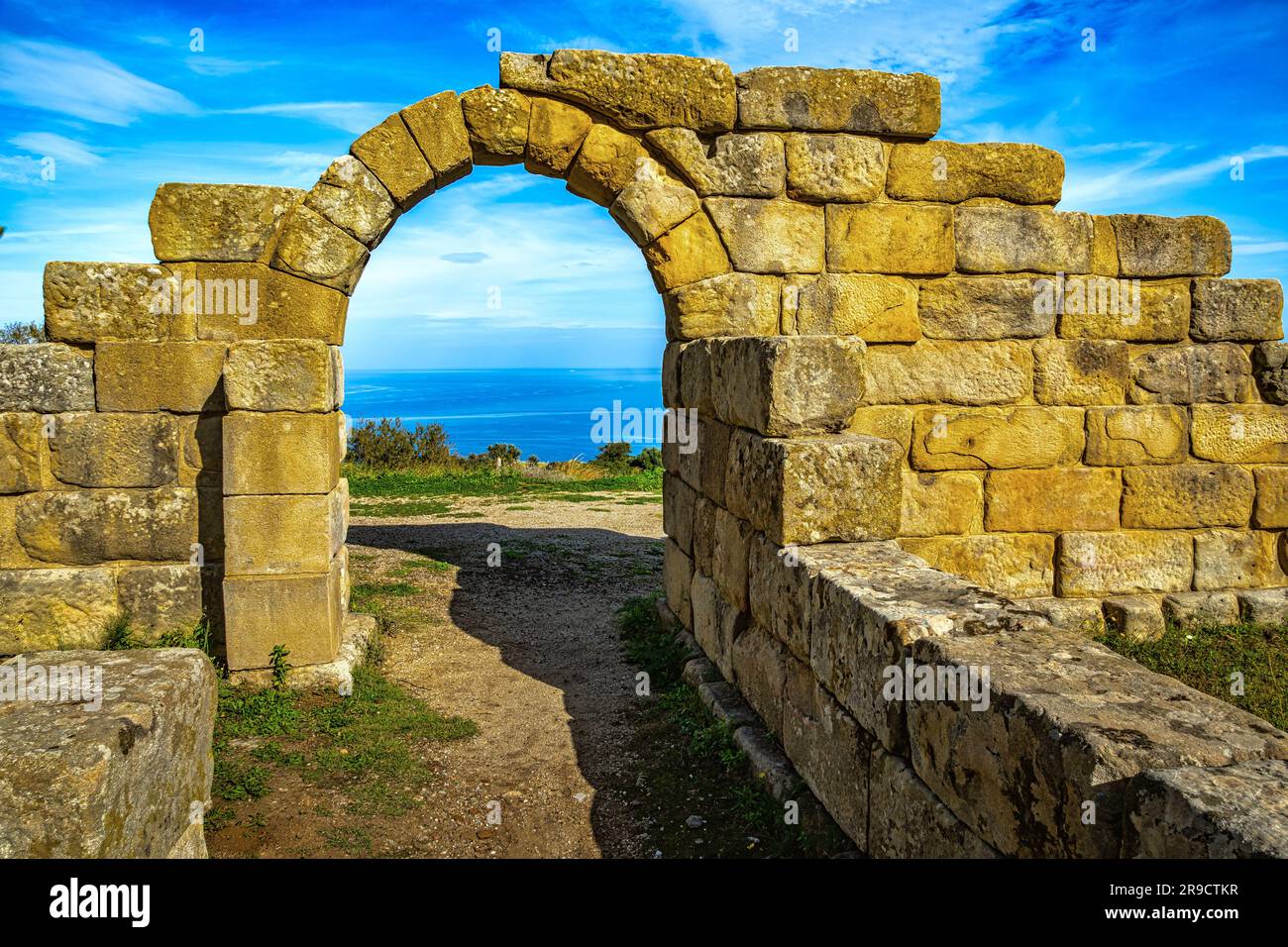 Il mare della Sicilia visto attraverso l'arco di accesso al teatro greco-romano nel Parco Archeologico di Tindari. Tindari, Patti, Sicilia Foto Stock