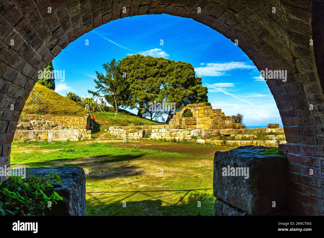 Dai un'occhiata a uno degli archi di accesso al teatro greco-romano nel Parco Archeologico di Tindari. Tindari, comune di Patti, Sicilia Foto Stock