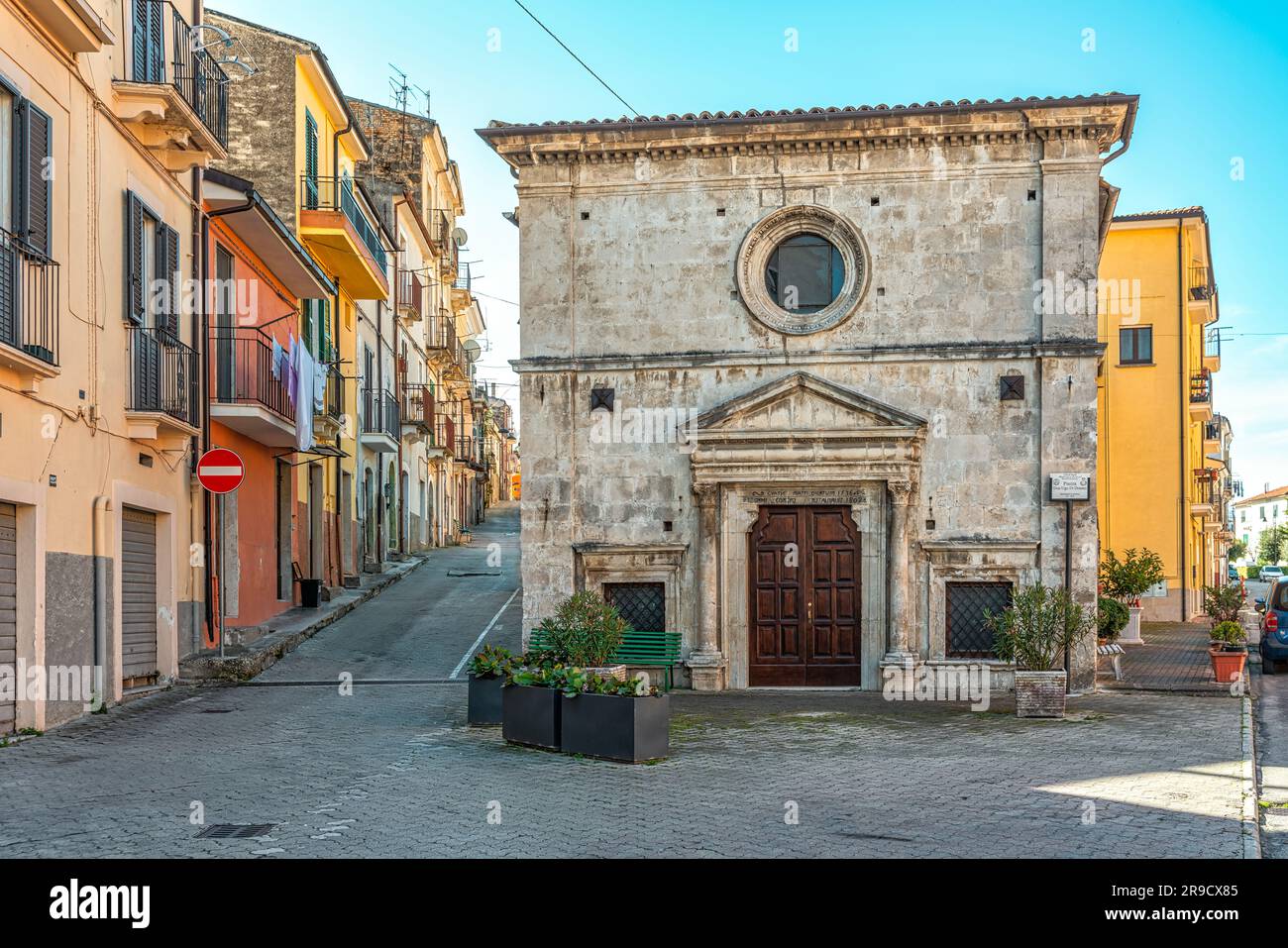 La raffinata facciata in pietra in stile romanico della chiesa dedicata alla Madonna delle Grazie. Popoli, provincia di Pescara, Abruzzo, Italia Foto Stock