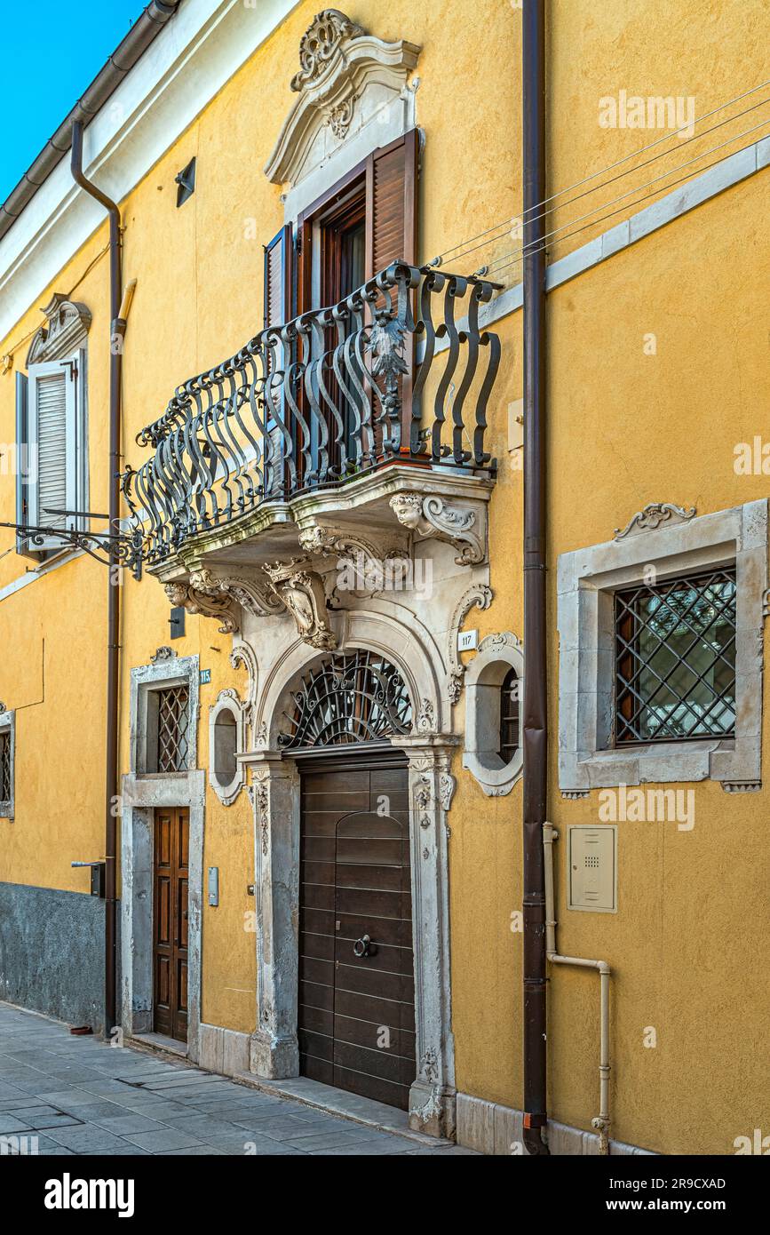 La facciata, con un balcone riccamente decorato, di un palazzo nobile nella città medievale di popoli. Popoli, provincia di Pescara, Abruzzo, Italia, Europa Foto Stock