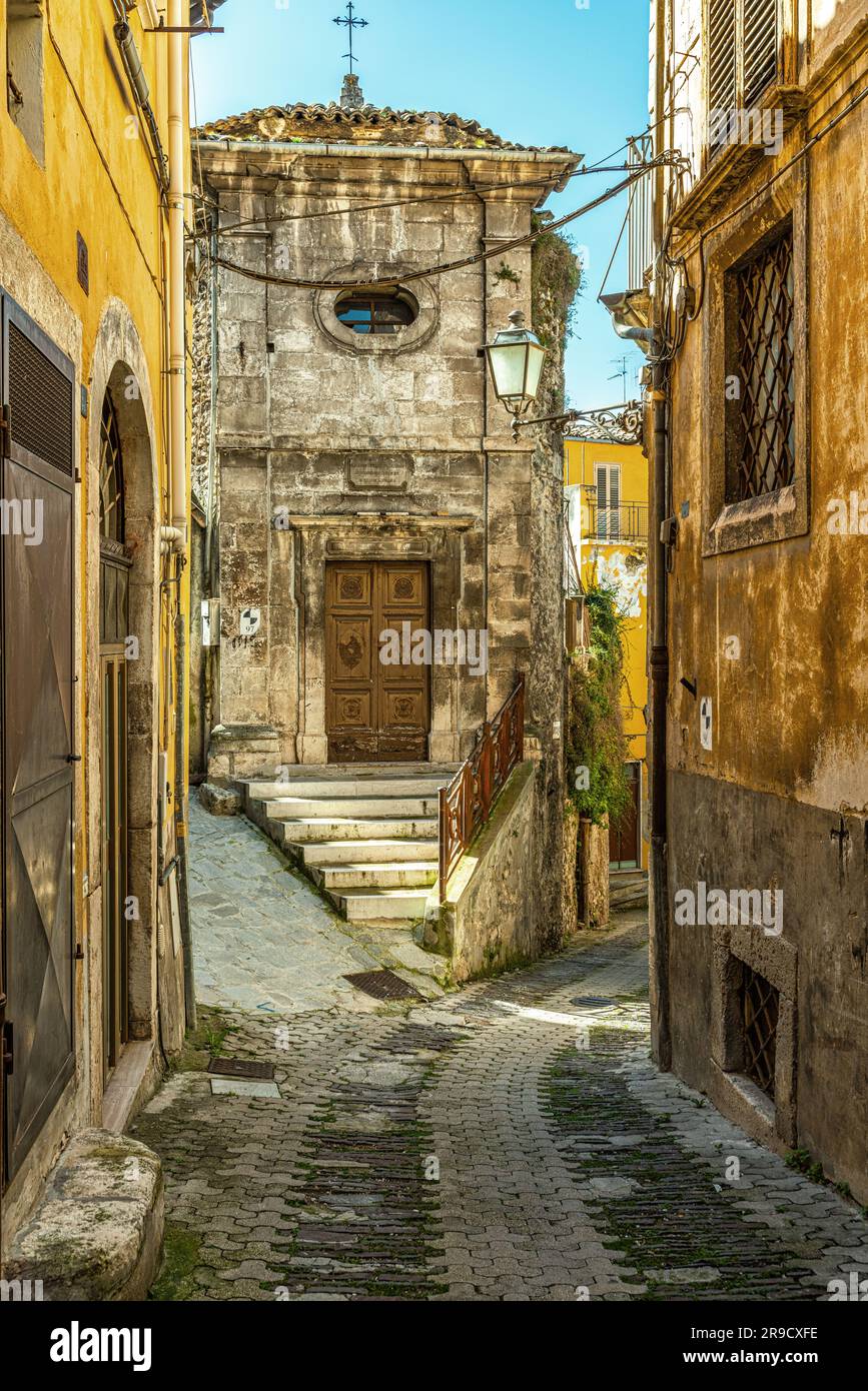 Chiesa dell'Immacolata Concezione o dell'Addolorata, risale al XVIII secolo e la facciata piatta funge da bivio nella strada. Popoli Foto Stock